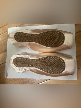 R-Class Pointe Shoes RC-10 240 W4 Hard Shank
